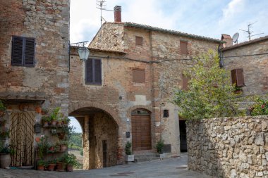 Castiglione d 'Orcia (SI), İtalya - 10 Ağustos 2021: Castiglione d' Orcia köyü ve evleri, Toskana, İtalya