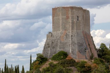 Castiglione d 'Orcia (SI), İtalya - 10 Ağustos 2021: Castiglione d' Orcia Rocca di Tentennano, Toskana, İtalya