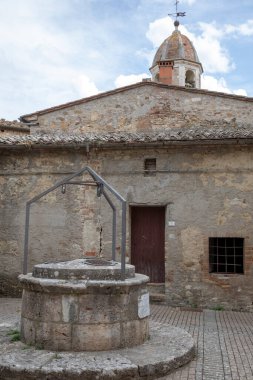 Castiglione d 'Orcia (SI), İtalya - 10 Ağustos 2021: Castiglione d' Orcia köyü ve evleri, Toskana, İtalya