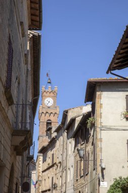 Pienza (SI), İtalya - 15 Ağustos 2021: Pienza köyü ve evleri, Toskana, İtalya