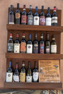 Pienza (SI), İtalya - 15 Ağustos 2021: Pienza, Toskana, İtalya 'da şarap şişeleri