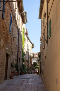 Pienza (SI), İtalya - 15 Ağustos 2021: Pienza köyü ve evleri, Toskana, İtalya