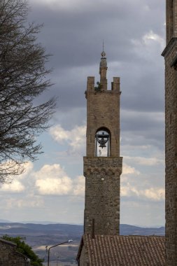 Montalcino (SI), İtalya - 15 Ağustos 2021: Montalcino köyü, Toskana, İtalya 'da Palazzo dei Priori' nin çan kulesi