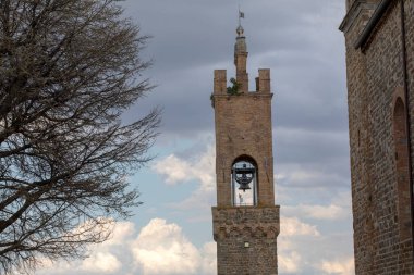 Montalcino (SI), İtalya - 15 Ağustos 2021: Montalcino köyü, Toskana, İtalya 'da Palazzo dei Priori' nin çan kulesi