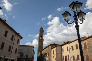 Montalcino (SI), İtalya - 15 Ağustos 2021: Montalcino köyü ve evleri, Toskana, İtalya