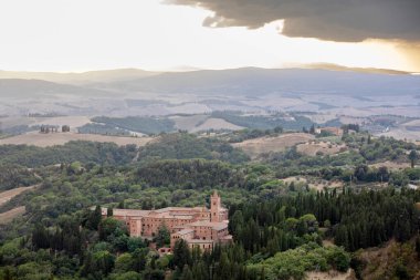 Chiusure, Ascanio (SI), İtalya - 15 Ağustos 2021: Chiusure Village ve Monteoliveto Maggiore Abbey, Asciano, Tuscany, İtalya