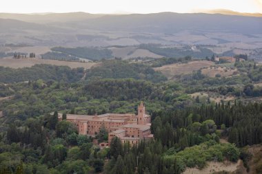 Chiusure, Ascanio (SI), İtalya - 15 Ağustos 2021: Chiusure Village ve Monteoliveto Maggiore Abbey, Asciano, Tuscany, İtalya