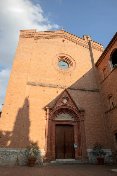 Ascanio (SI), İtalya - 15 Ağustos 2021: Monteoliveto Maggiore Abbey, Asciano, Siena, Toskana, İtalya