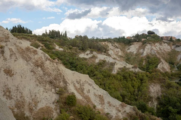Chiusure, Ascanio (SI), İtalya - 15 Ağustos 2021: Chiusure Köyü yakınlarındaki Çorak Topraklar, Asciano, Toskana, İtalya