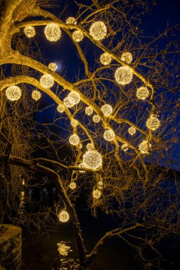 Lugano / İsviçre - 12 Aralık 2021: Ciani Park, Lugano, İsviçre, Avrupa 'da Noel süslemeleri