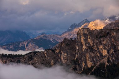 Dolomites dağlarında gün batımı, Alpler, kuzey İtalya. Avrupa