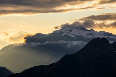 Dolomites dağlarında gün batımı, Alpler, kuzey İtalya. Avrupa