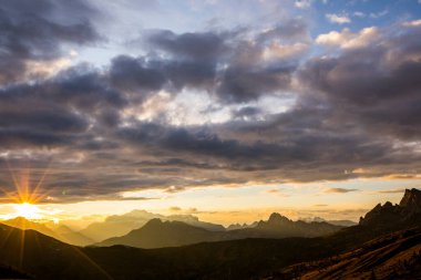 Dolomites dağlarında gün batımı, Alpler, kuzey İtalya. Avrupa