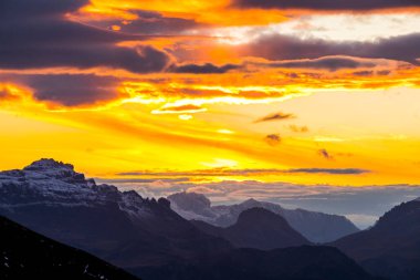 Dolomites dağlarında gün batımı, Alpler, kuzey İtalya. Avrupa