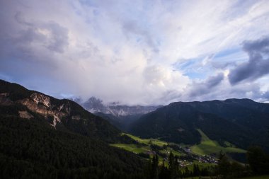 Val Di Funes, Dolomitler, Alpler, Kuzey İtalya 'da günbatımı ve gökkuşağı