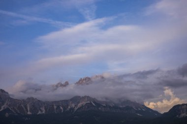 Dolomites dağlarında gün batımı, Alpler, kuzey İtalya. Avrupa