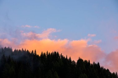Dolomites dağlarında gün batımı, Alpler, kuzey İtalya. Avrupa
