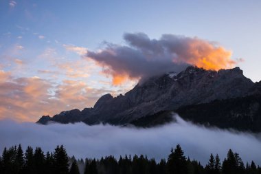 Dolomites dağlarında gün batımı, Alpler, kuzey İtalya. Avrupa
