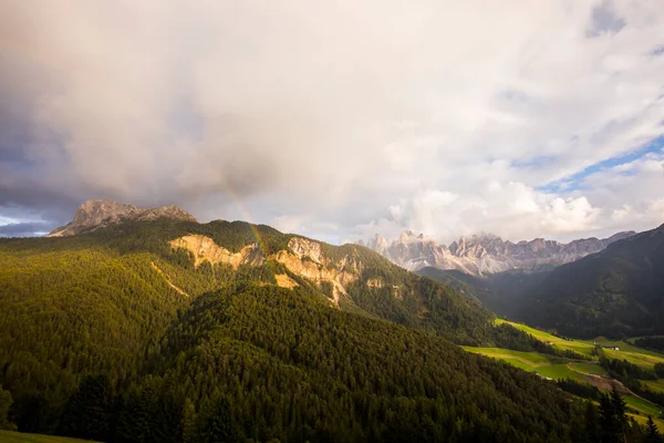 Pôr Sol Arco Íris Val Funes Dolomitas Alpes Norte Itália — Fotografia de Stock