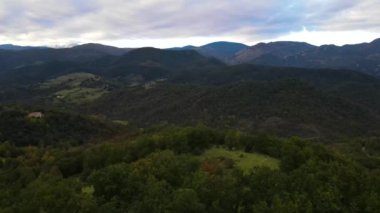 La Garrotxa, Girona, İspanya 'da sonbahar manzarasının insansız hava aracı görüntüsü. 4K UHD