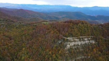 Puigsacalm Tepesi, La Garrotxa, Girona, İspanya 'daki sonbahar manzarasının insansız hava aracı görüntüsü. 4K UHD