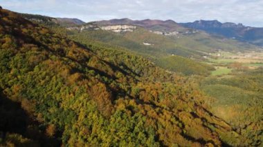 La Vall D En Bas, La Garrotxa, Girona, İspanya 'daki sonbahar manzarasının insansız hava aracı sahnesi. 4K UHD