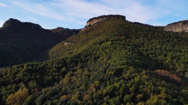 Vall Bas Garrotxa Girona スペインの秋の風景のドローンと空中シーン Uhd — ストック動画