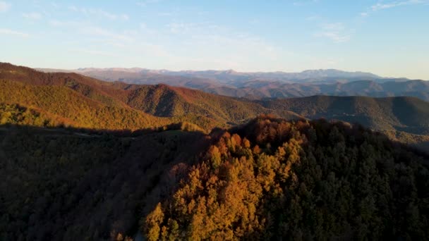 Escena Aérea Con Dron Del Paisaje Otoñal Pico Puigsacalm Garrotxa — Vídeos de Stock