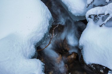 Capcir, Cerdagne, Pyrenees, Fransa 'da kış nehri.