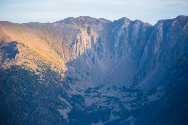 Yazın gün batımı Yazı tipi Romeu, Cerdagne. Pireneler, Fransa.