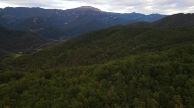 La Garrotxa, Girona, İspanya 'da sonbahar manzarasının insansız hava aracı görüntüsü. 4K UHD