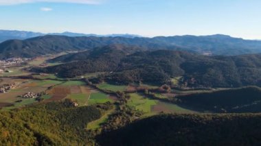 La Vall D En Bas, La Garrotxa, Girona, İspanya 'daki sonbahar manzarasının insansız hava aracı sahnesi. 4K UHD