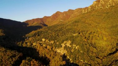 Puigsacalm Tepesi, La Garrotxa, Girona, İspanya 'daki sonbahar manzarasının insansız hava aracı görüntüsü. 4K UHD