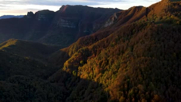 Luchtfoto Met Drone Van Het Herfstlandschap Puigsacalm Peak Garrotxa Girona — Stockvideo