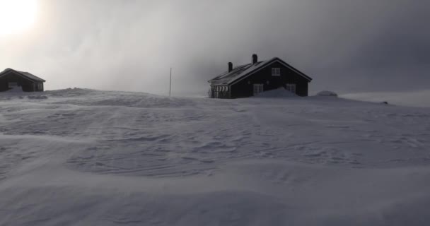 ノルウェー ドヴレフェル国立公園ラインハイム キャビンの極冬の風 — ストック動画