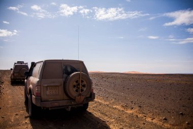 Fas, Afrika - Nisan 2012; 4x4 otomobil ve off-road ve Fas, Afrika 'da kum tepeleri.