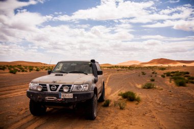 Fas, Afrika - Nisan 2012; 4x4 otomobil ve off-road ve Fas, Afrika 'da kum tepeleri.