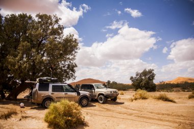 Fas, Afrika - Nisan 2012; 4x4 otomobil ve off-road ve Fas, Afrika 'da kum tepeleri.