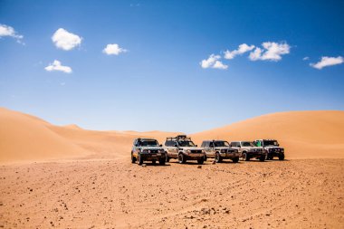 Fas, Afrika - Nisan 2012; 4x4 otomobil ve off-road ve Fas, Afrika 'da kum tepeleri.