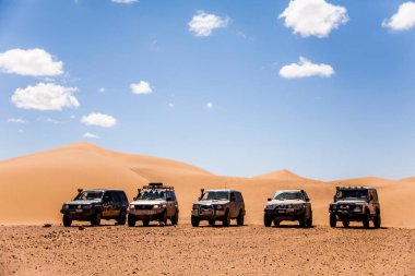 Fas, Afrika - Nisan 2012; 4x4 otomobil ve off-road ve Fas, Afrika 'da kum tepeleri.