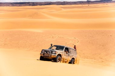 Fas, Afrika - Nisan 2012; 4x4 otomobil ve off-road ve Fas, Afrika 'da kum tepeleri.