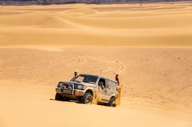 Fas, Afrika - Nisan 2012; 4x4 otomobil ve off-road ve Fas, Afrika 'da kum tepeleri.