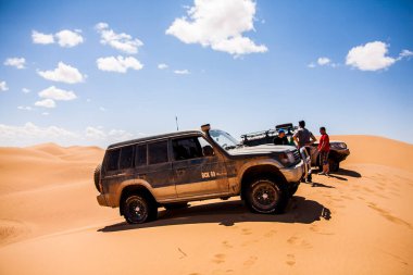 Fas, Afrika - Nisan 2012; 4x4 otomobil ve off-road ve Fas, Afrika 'da kum tepeleri.