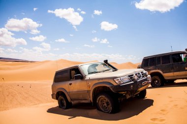 Fas, Afrika - Nisan 2012; 4x4 otomobil ve off-road ve Fas, Afrika 'da kum tepeleri.
