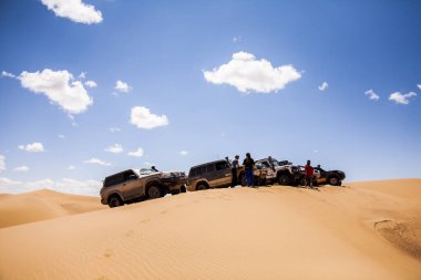 Fas, Afrika - Nisan 2012; 4x4 otomobil ve off-road ve Fas, Afrika 'da kum tepeleri.