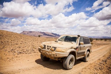 Fas, Afrika - Nisan 2012; 4x4 otomobil ve off-road ve Fas, Afrika 'da kum tepeleri.