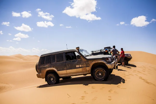 アフリカのモロッコ エイプリル2012 4車とアフリカのモロッコの砂漠と砂丘のオフロード — ストック写真