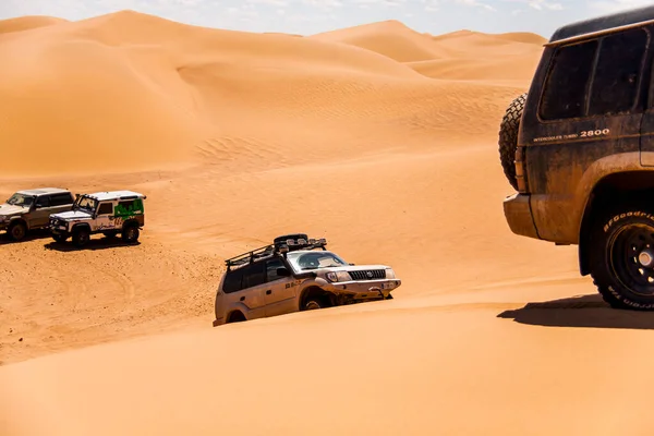 Fas, Afrika - Nisan 2012; 4x4 otomobil ve off-road ve Fas, Afrika 'da kum tepeleri.