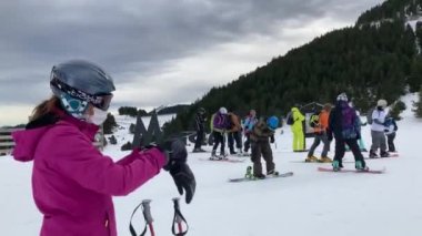 MASELLA, İspanya - 14 Aralık 2020, La Masella, Pyrenees, İspanya 'da koruma maskeleriyle kayak yapan insanlar