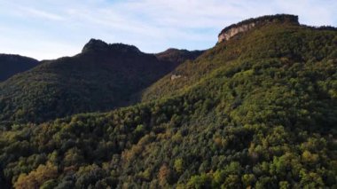 La Vall D En Bas, La Garrotxa, Girona, İspanya 'daki sonbahar manzarasının insansız hava aracı sahnesi. 4K UHD